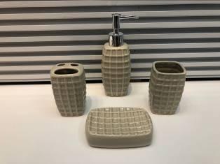 Ceramic Monochrome Four Piece Set-Beige,HightemPEratureporcelain,Sanitizerbottle:5*4.5*19cm
Toothbrushholder:5*4.5*10cm
Cup:5*4.5*10cm
Soapbox:12*8*3cm